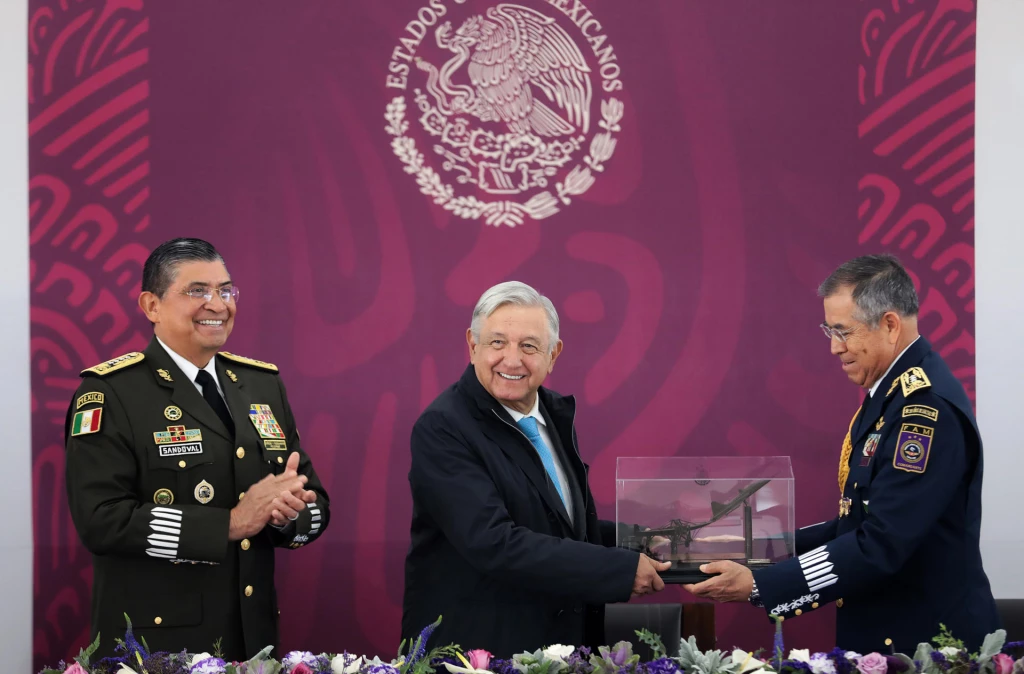 López Obrador reivindica a la Fuerza Aérea tras críticas por militarización