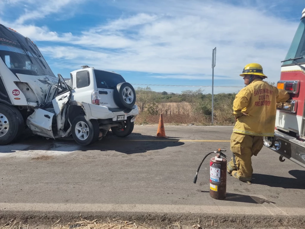 Hombre queda prensado y muere tras chocar contra un camión de pasajeros