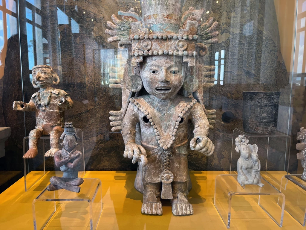 Exhiben nuevos hallazgos de vestigios de deidades mayas