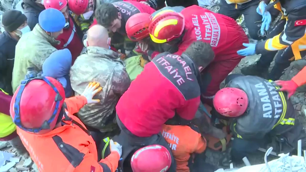 Rescatan a un niño en Turquía tras 182 horas atrapado entre escombros