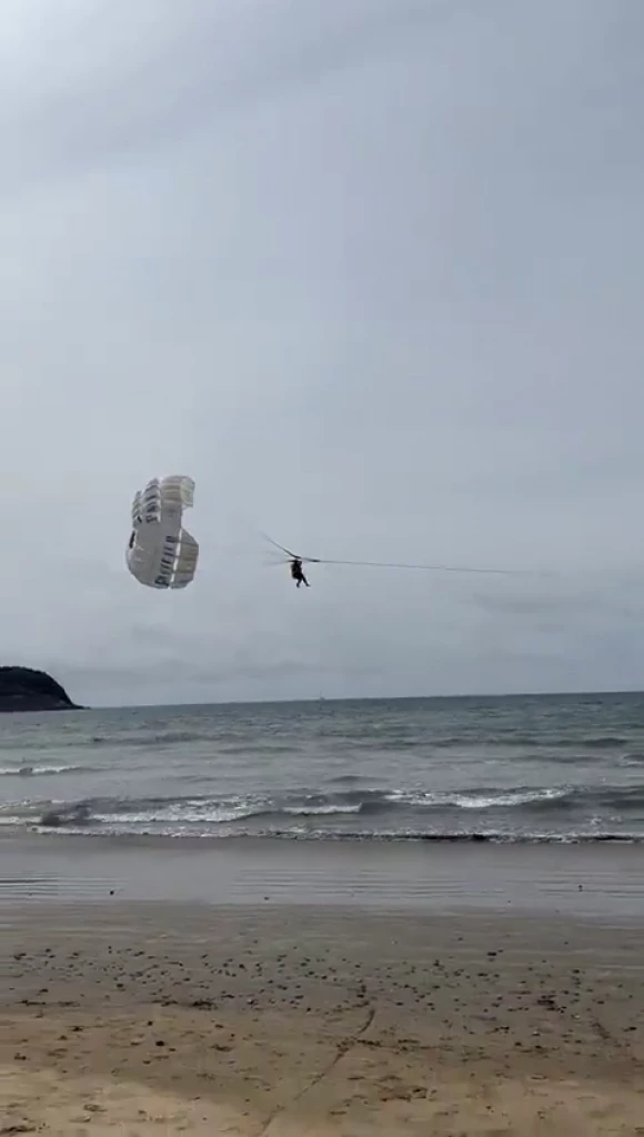 Turista se cae de parachute en Mazatlán