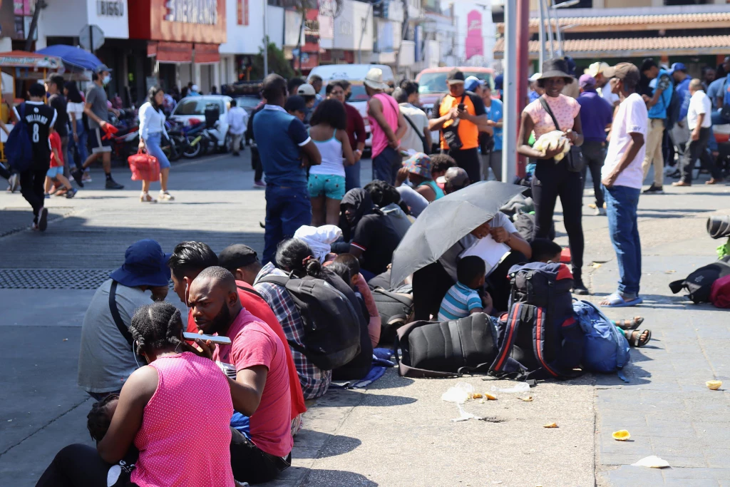 Migrantes en frontera sur de México esperan reunirse con familias en el país