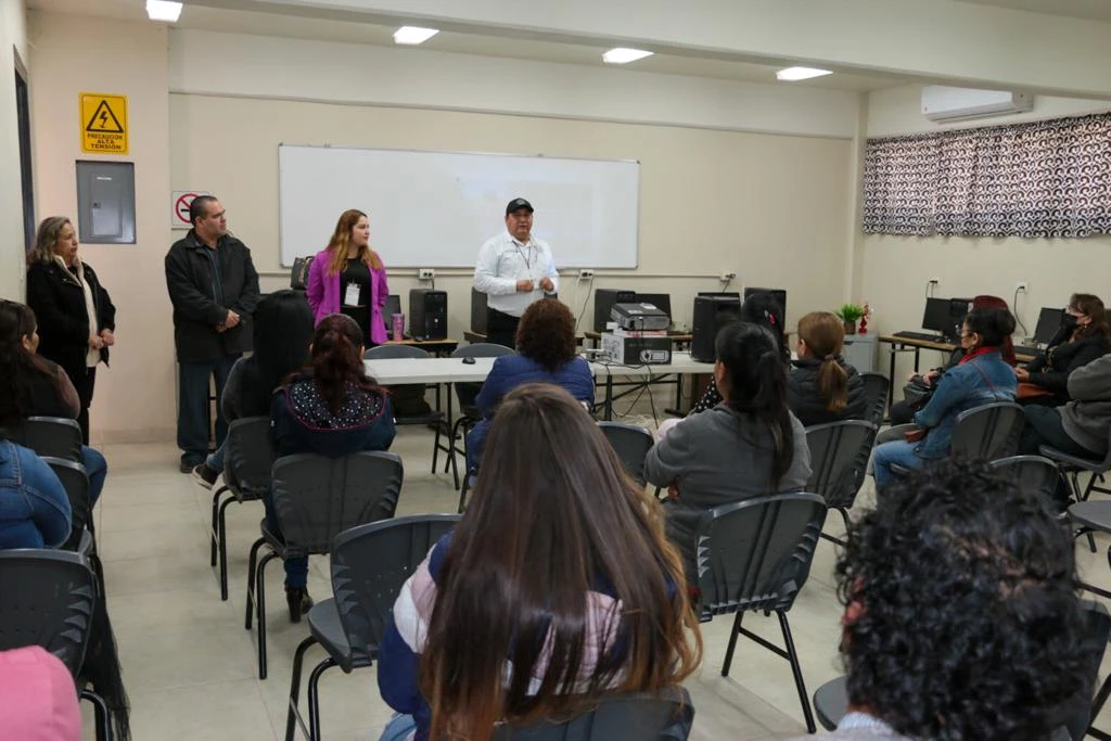 Lleva la SSPM platicas para padres de familia a la secundaria en Esperanza