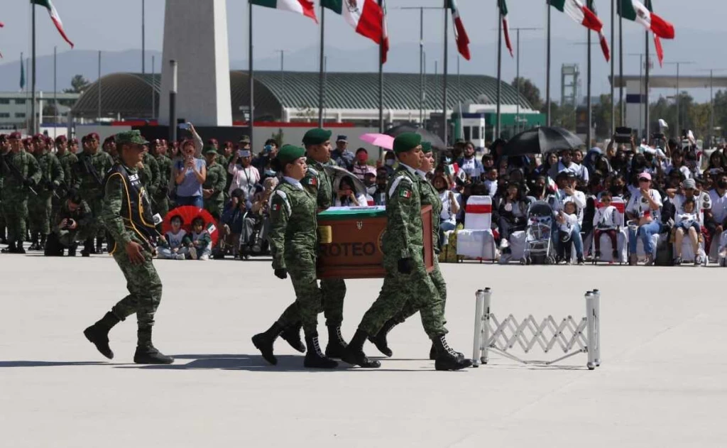 Arriba a México el cuerpo de "Proteo" dentro de un ataúd de madera