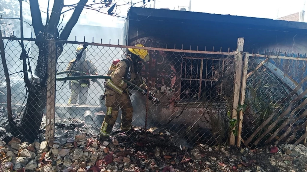 Se incendia casa abandonada en Mazatlán