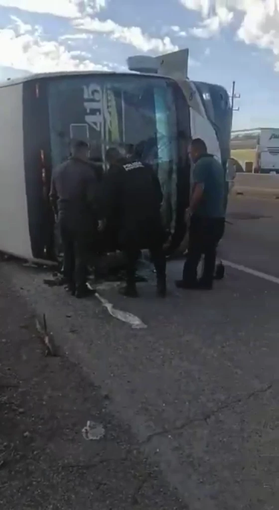 Se vuelca autobús sobre la autopista Benito Juárez