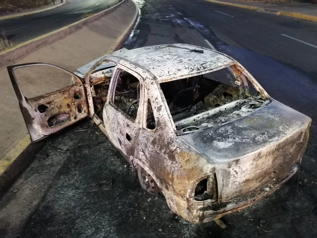 ¡Otro más! incendian automóvil en la colonia Renato Vega Alvarado