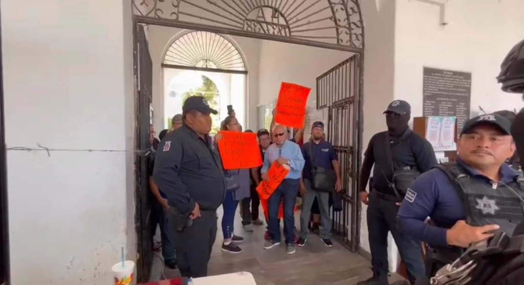 Policías Municipales agreden a manifestantes en Escuinapa