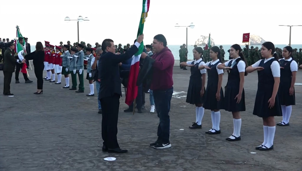 Mazatlán conmemora el aniversario 83 de la bandera de México