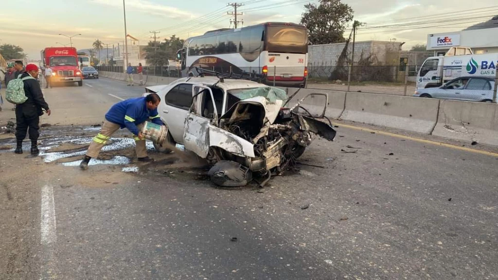 Automóvil queda destrozado al chocar contra puente peatonal en Mazatlán