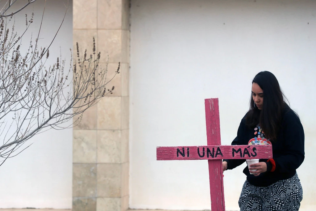 "Ni una más": mujeres rechazan ola de feminicidios en norte de México y clavan cruces color rosa