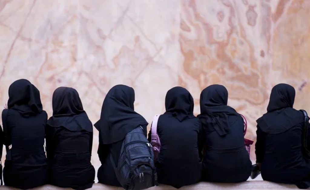 Envenenan a cientos de alumnas en Irán
