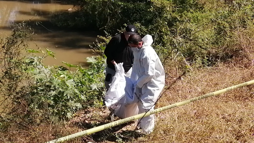 Localizan cadáver de hombre putrefacto enterrado en el Río Culiacán