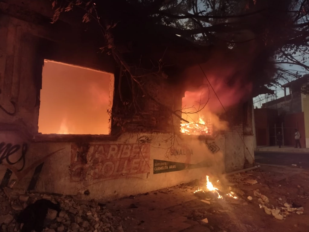 Se incendia casa abandonada en la colonia Centro