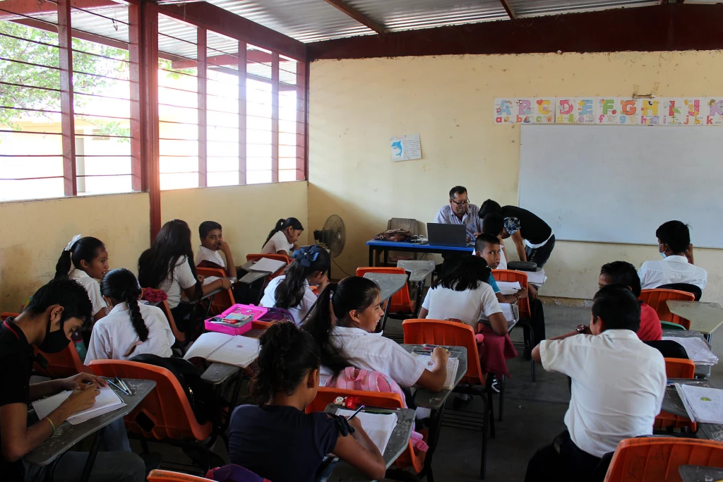 Las escuelas abren sus puertas a niños migrantes en las fronteras de México