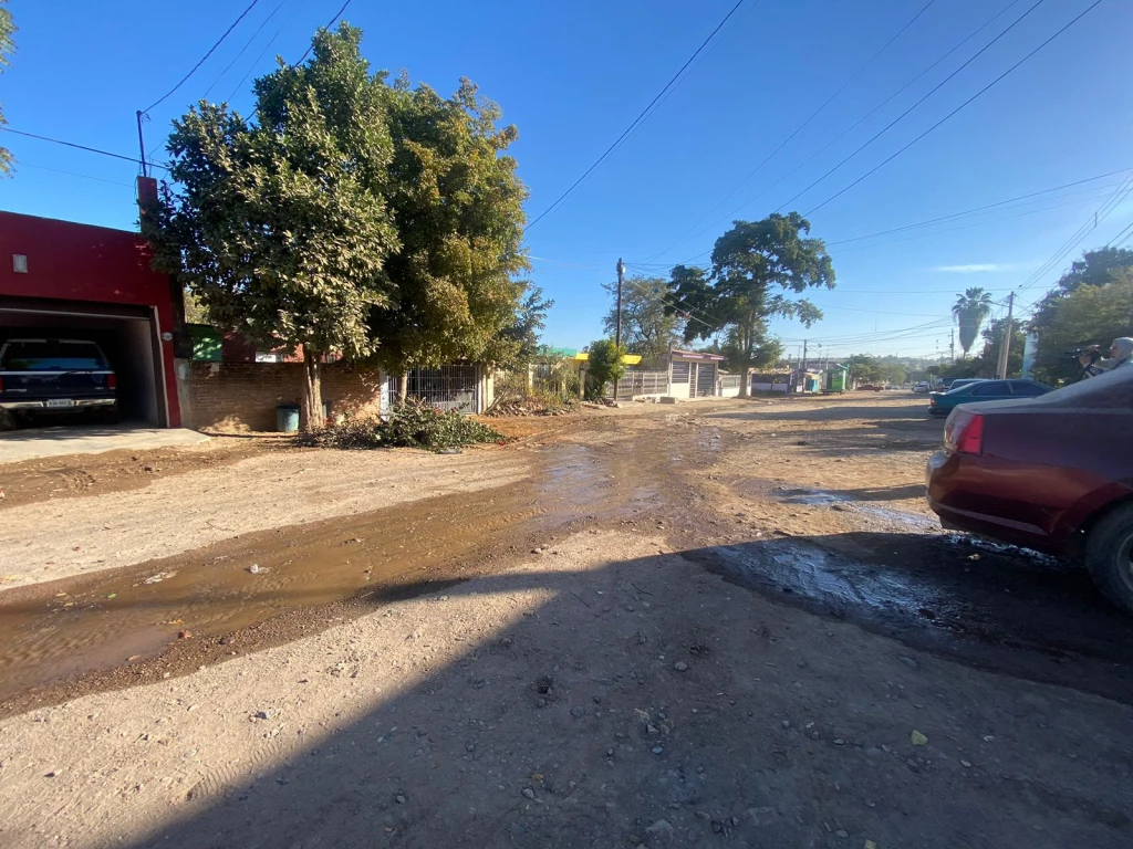Denuncia fuga de agua limpia en Culiacán