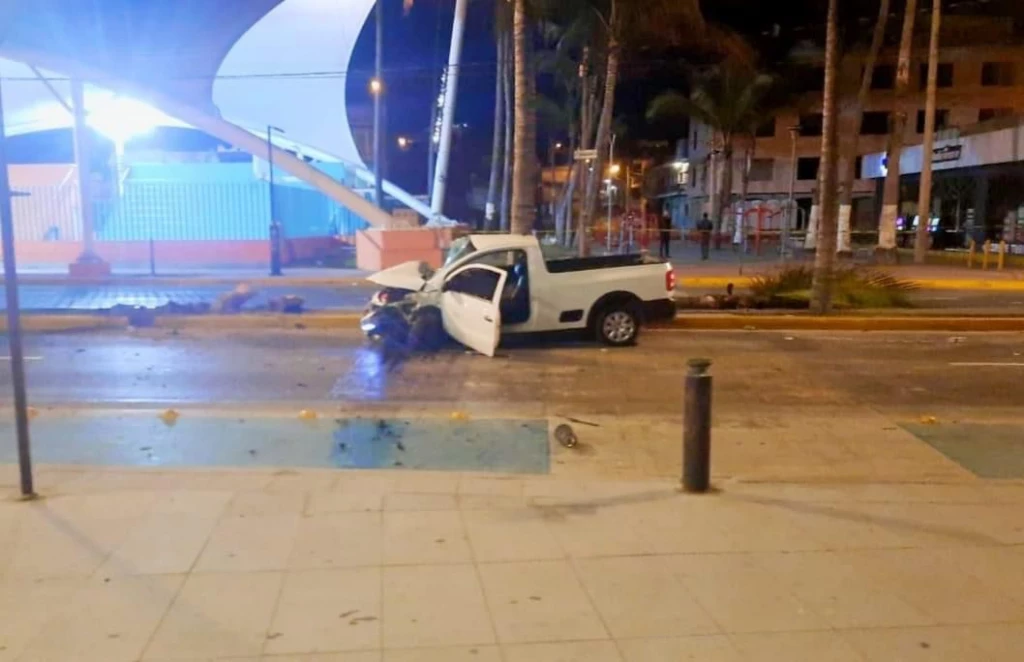 Camioneta choca contra palmera; mujer copiloto muere tras el impacto