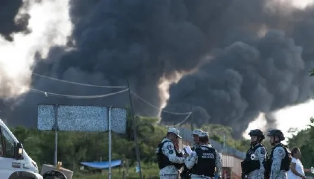 Rescatan en total cinco cuerpos de obreros de Pemex tras explosión en México
