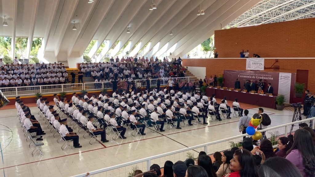 106 cadetes se gradúan de la UNIPOL