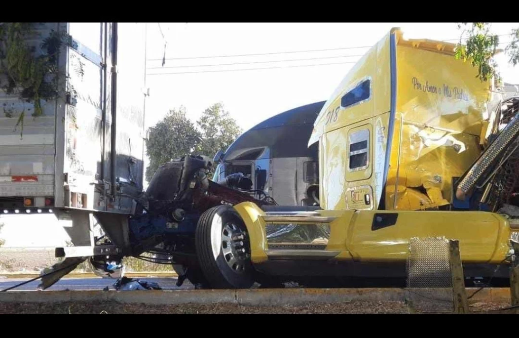Chocan “trailers”, generan caos vial  en la carretera a Costa Rica
