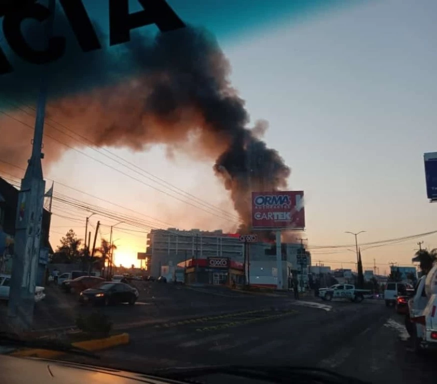 Sicarios atacan e incendian tres discotecas en Michoacán