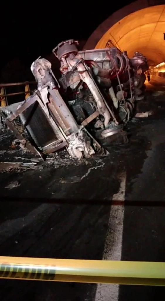 Se incendia tráiler en la Mazatlán - Durango; el conductor quedó calcinado