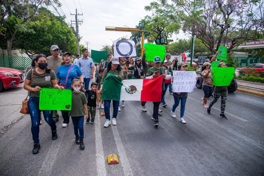 Cientos marchan en defensa de militares en varias ciudades de México