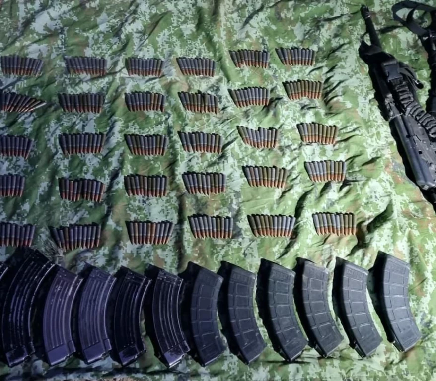 Localizan Sedena y Policía Estatal vehículo con cuatro armas AK-47 y cartuchos en Magdalena