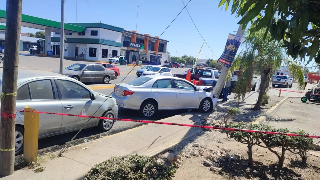 Automóvil choca contra poste; hay una persona lesionada