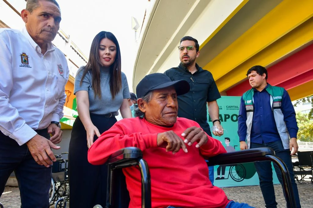 DIF Bienestar Culiacán entrega sillas de ruedas a personas con discapacidad