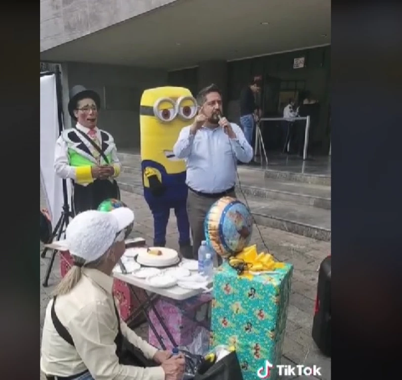 Sujeto hace fiesta fuera de juzgado para su hija que no le permiten ver: video en TikTok se viraliza