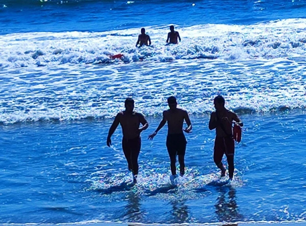 28 mil bañistas abarrotan playas de Mazatlán durante puente vacacional