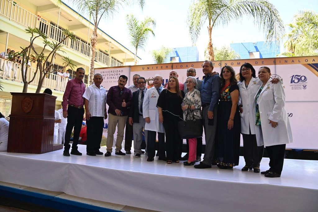 Reconocen primera generación de medicina el crecimiento de la facultad