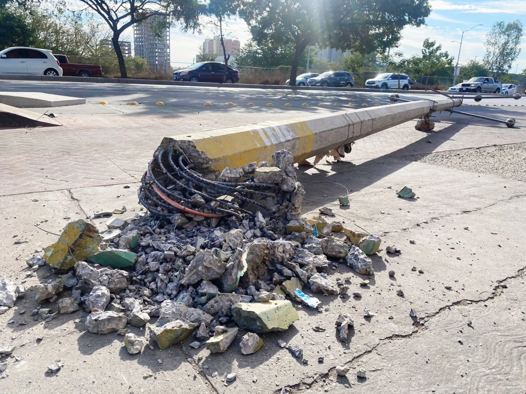 Se impactan contra postes en Culiacán 