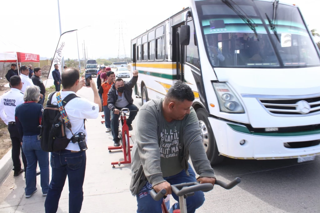 ¡Se ponen en los zapatos de otros! Camioneros de Mazatlán reciben taller de educación vial