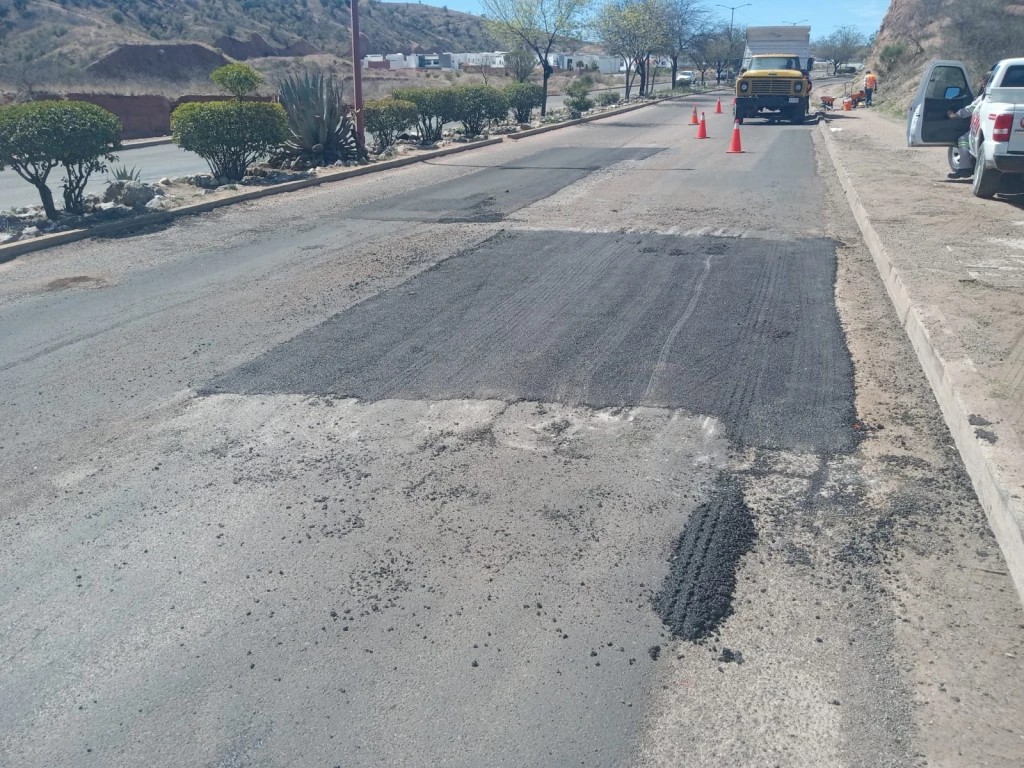 Continúa campaña de bacheo con asfalto en frío en Nogales