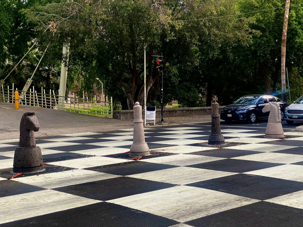 Convierten paso peatonal en tablero de ajedrez