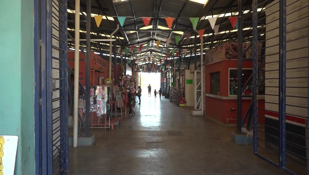 Buscan acuerdos entre tianguistas y comerciantes del mercado Flores Magón en Mazatlán