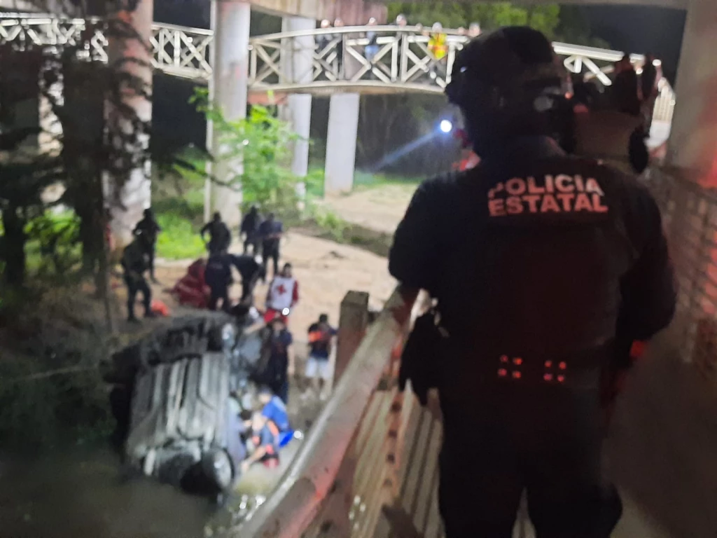 Con todo y carro se cae del puente José María Morelos en Culiacán