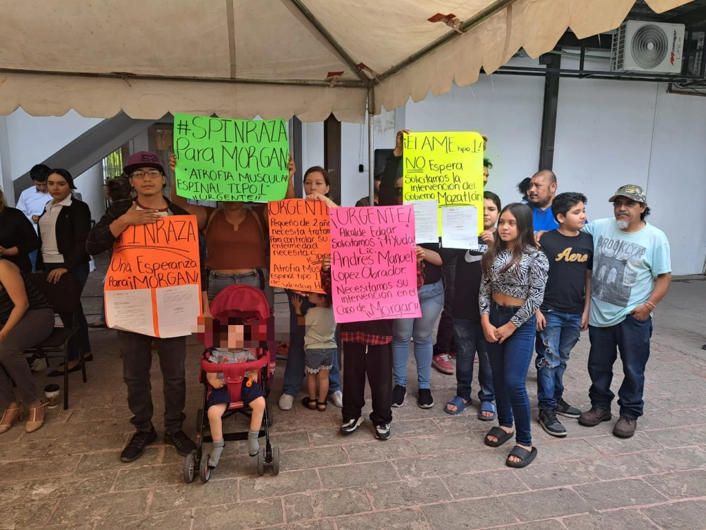 Familiares de Morgan, pequeño con AME tipo 1, se manifiestan en el Palacio Municipal de Mazatlán