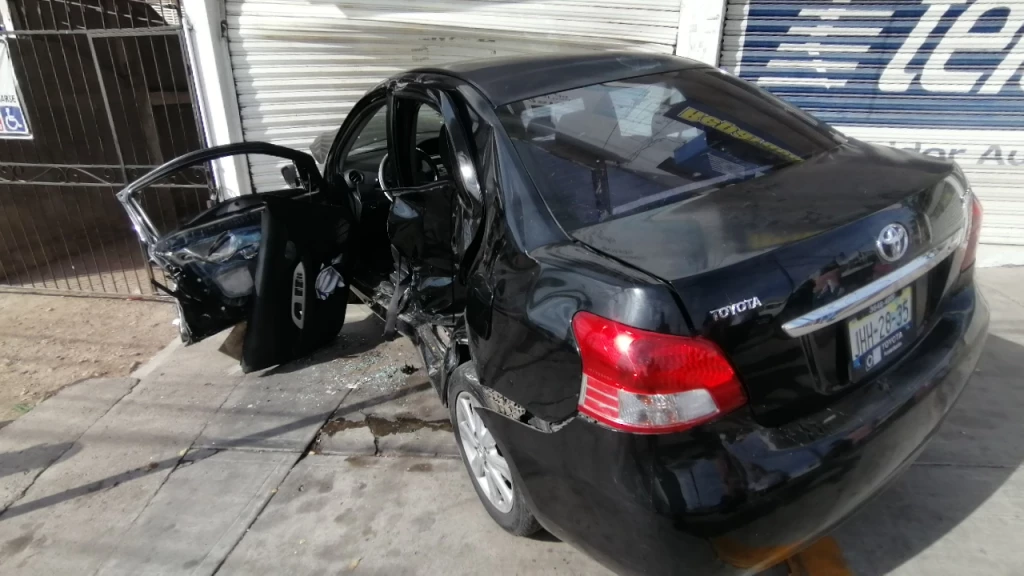Mujer resulta herida tras impactarse automóvil contra camioneta en Culiacán