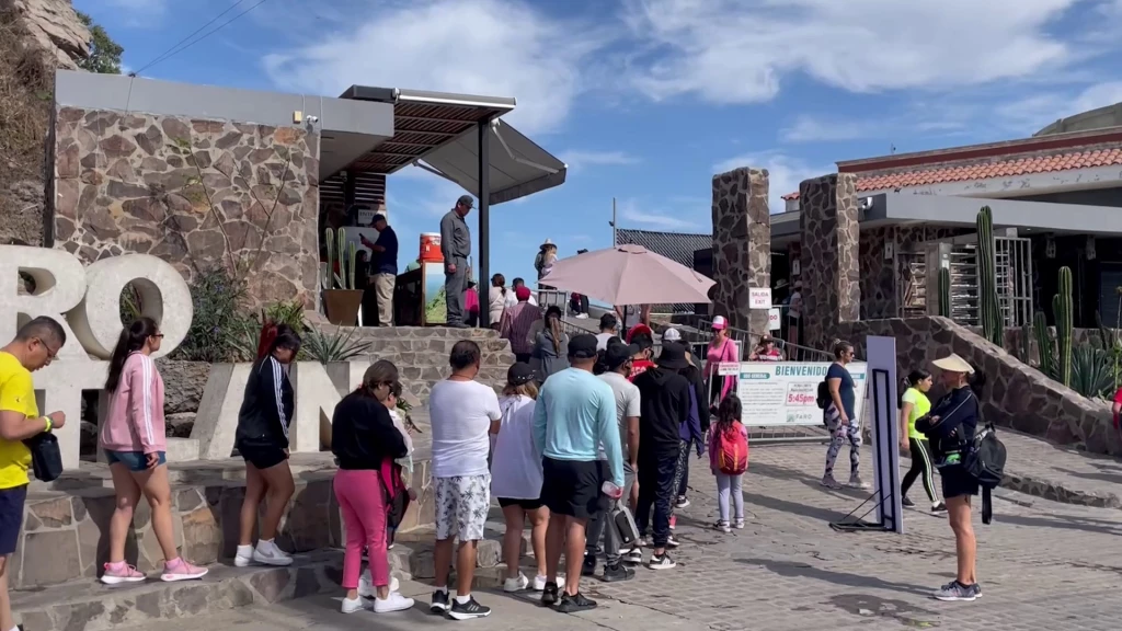 Alta afluencia de turistas nacionales en el Faro de Mazatlán