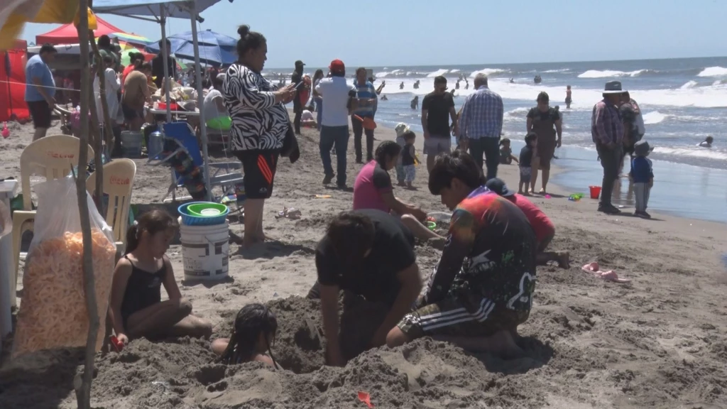 Nada detuvo a los vacacionistas para disfrutar de las playas de Altata