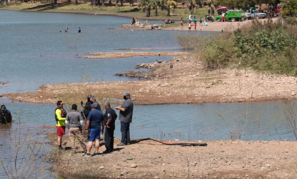 Rescatan a dos personas de morir ahogados en Río Tamazula