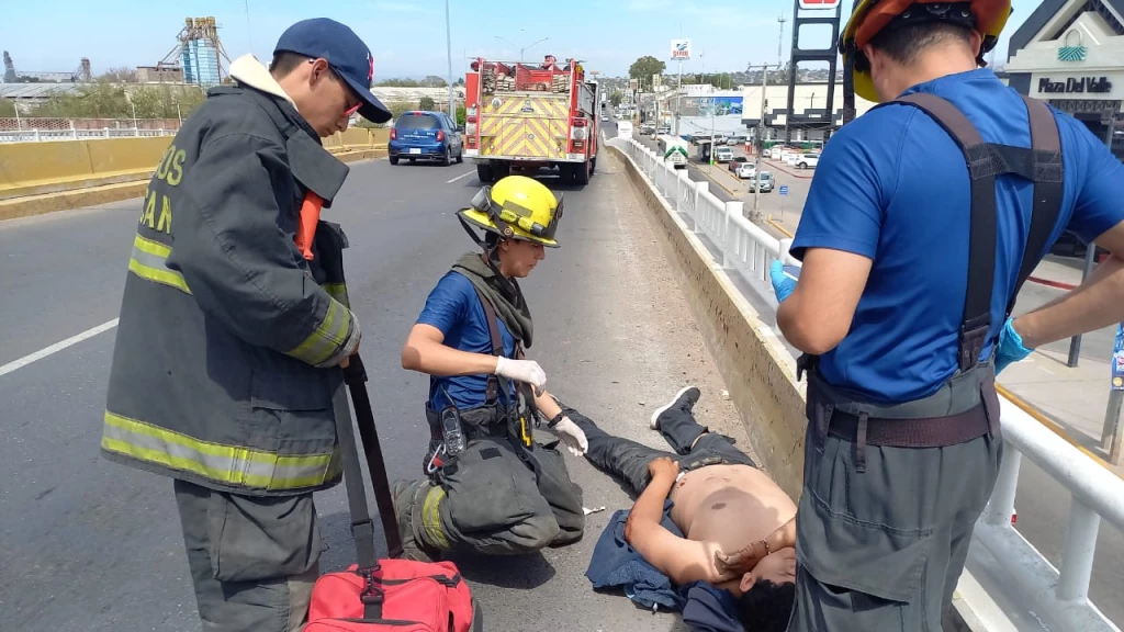 Motociclista choca contra camioneta del Ayuntamiento de Culiacán y resulta gravemente herido