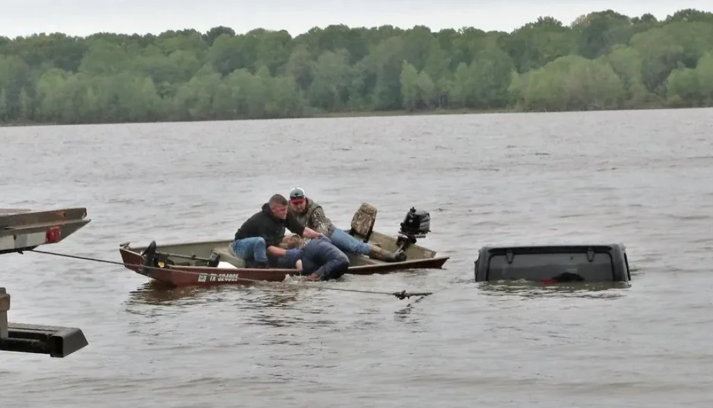 Rescatan a mujer que tenía horas sumergida en lago dentro de su automóvil en Texas