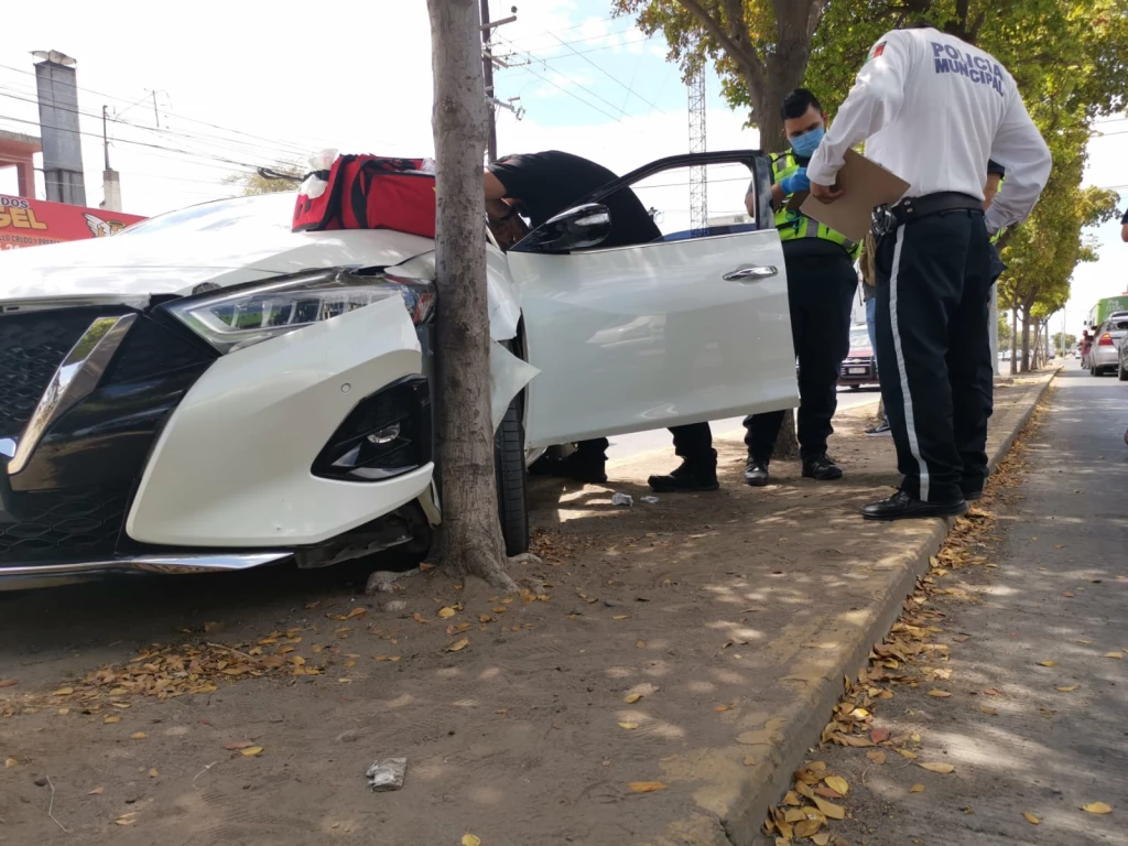 Joven mujer se desmaya cuando conducía su auto