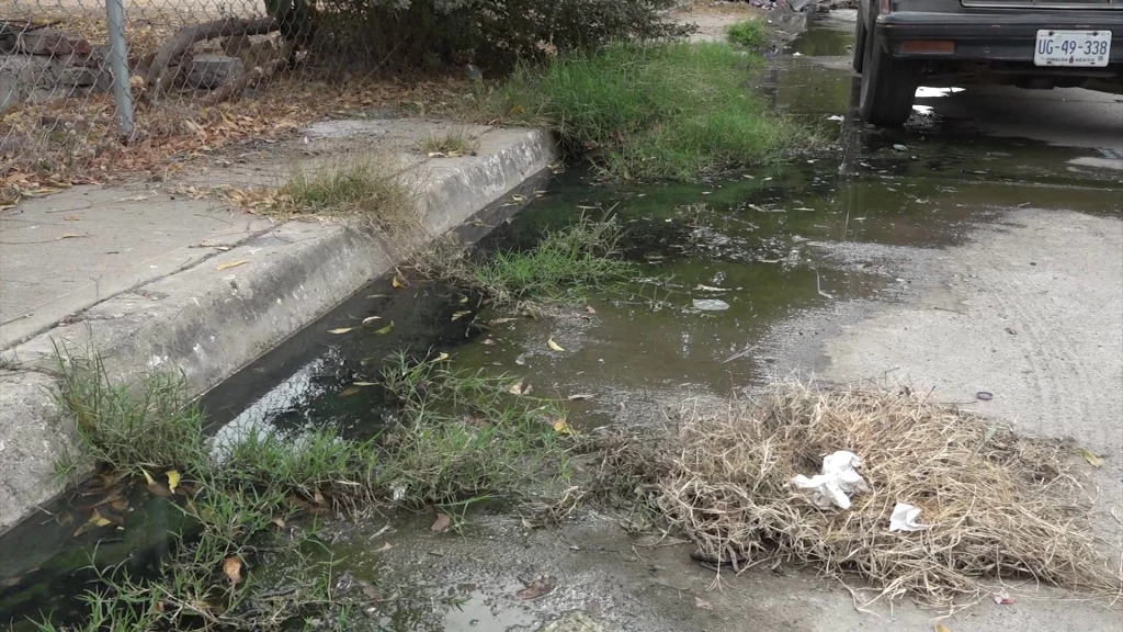 Más de un año soportando “malos” olores por colapso de drenaje en el Infonavit Alarcón