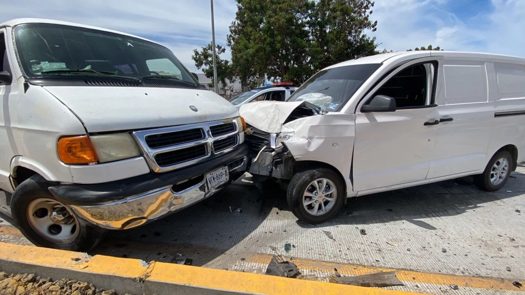 Vehículo gira 180 grados tras ser impactado en avenida Del Delfin