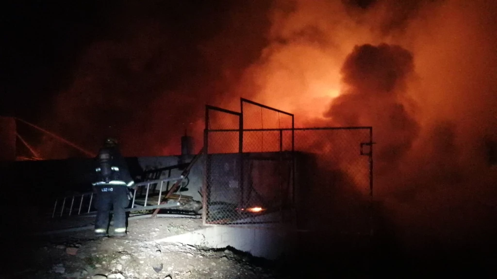 Incendio consume depósito de madera en Culiacán